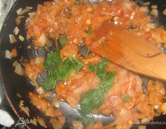 Добавить чеснок, зелень  и томатную пасту. Потушить.