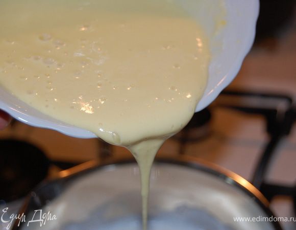 Пока коржи остывают займемся кремом. Он будет состоять из двух: заварной (несладкий) и масляный... Заварной: муку, яйцо и немного молока смешать, влить в остальное молоко, варить на слабом огне, постоянно помешивая, до загустения. Охладить.