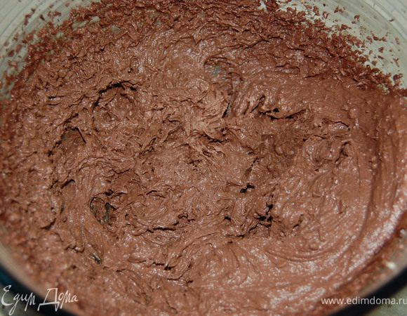 Соединить оба крема. Взбить миксером.