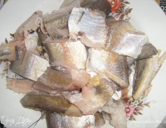 Т.к. у меня была целая рыба, а не филе, я удалила плавники и хребет, благо в хеке немного костей. И порезала на небольшие кусочки.