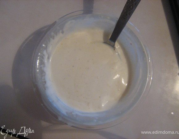Майонез смешать с имбирем(1 ч.л.) и развести водой до консистенции жидкой сметаны.