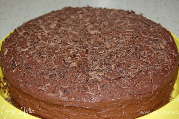 Готовый торт можно украсить шоколадной стружкой