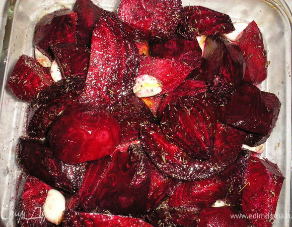 Свеклу очищаем,нарезаем на 6-8 частей каждую, солим, перчим,посыпаем тимьяном,сахаром, поливаем оливковым маслом, бальзамиком, вином. Хорошо вымешиваем, перекладываем в форму, сверху выкладываем чеснок, накрываем фольгой и ставим запекатся при темп.180-190 гр. примерно на час. Свекла должна быть мягкой.