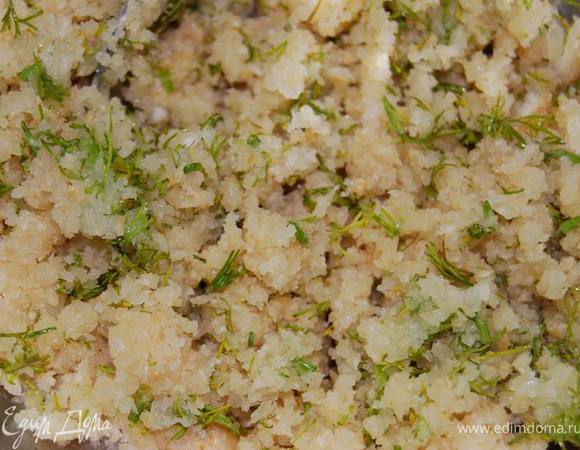 Сельдерей измельчим в блендере или мясорубке. Добавим к нему измельченную зелень и луковицу,натертую на мелкой терке.