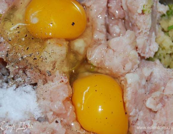 Фарш индейки,яйца,соль,перец.