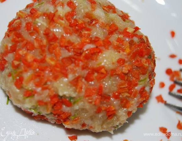 Тщательно перемешаем фарш,сформуем сиченики небольшой круглой формы и обваляем их в сушеной моркови. Можно использовать морковь,натертую на мелкой терке.
Идея с морковью возникла внезапно. Захотелось добавить немного яркого цвета и сладости. Получилось весьма интересно.