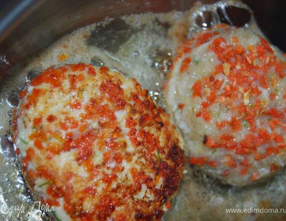 Именно поэтому пришлось немного поджарить сиченики для закрепления моркови. Буквально по минутке с каждой стороны в смеси растительного и сливочного масла до образования оранжевой морковной корочки.