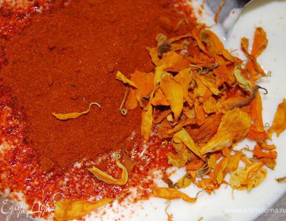 Приготовим соус-заливку,смешав сметану или сливки, томатную пасту,паприку,соль,перец и лепестки шафрана.