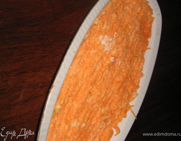 натереть на мелкую терку морковку.Чеснок выдавить и добавить к морковке перемешать с майонезом