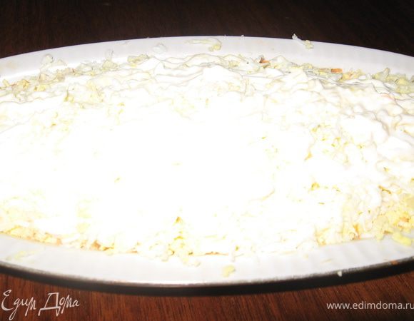 сверху натереть яйца посолить и смазать майонезом