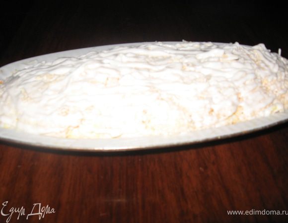 Затем натераем сырки и тоже смазываем
Салат готов!