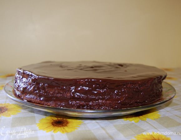 P.S. Иногда, я делаю немного по-другому: разрезаю каждый корж на два... В итоге получается четыре... Три из них намазываю кремом, а для четвертого готовлю шоколадную глазурь... /Вот нашла одну фотографию/