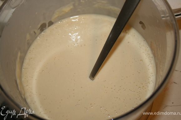 Готовим тесто. Для этого взбиваем яйца с солью и сахаром, добавляем муку и половину молока и вымешиваем тесто без комочков. Добавляем оставшееся молоко, перемешиваем и оставляем тесто на 1 час.