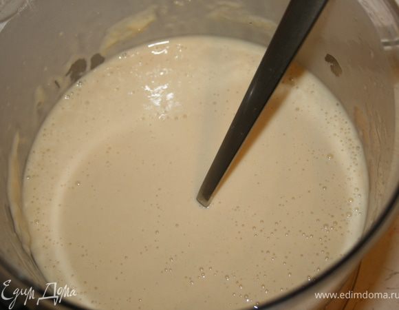 Готовим тесто. Для этого взбиваем яйца с солью и сахаром, добавляем муку и половину молока и вымешиваем тесто без комочков. Добавляем оставшееся молоко, перемешиваем и оставляем тесто на 1 час.