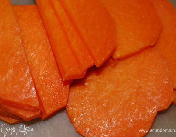Тыкву нарежем тонкими слайсами.