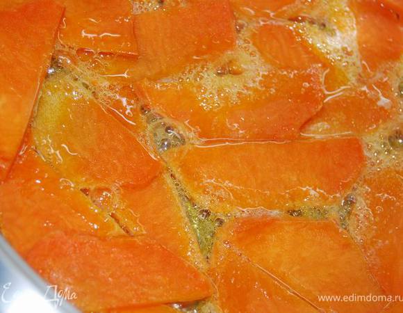 Выложим на разогретую сковороду со  сливочным маслом.