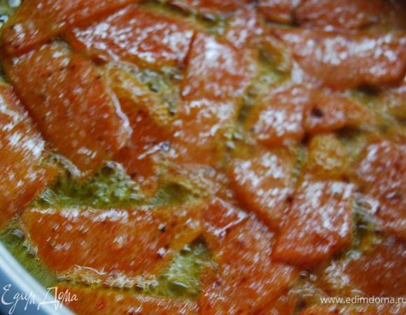 Через пару минут добавим сахар и карамелизируем тыкву.