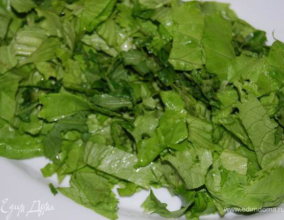 Листья салата,руколу крупно порвем- нарежем,добавим несколько листочков базилика.