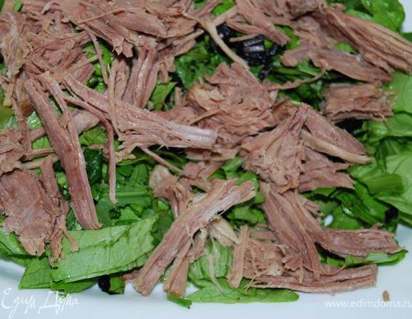 Сверху салатной заготовки выкладываем мясо.