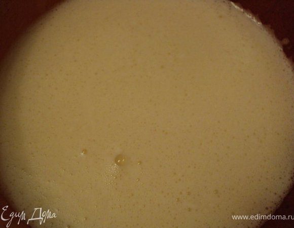 Взбить яйца до увеличения в объеме в 2-3 раза, добавить растительное масло и молоко.