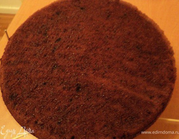 Соединить  мучную и яичную смесь, перемешивая в одну сторону, добавить горячий кофе, перемешать до однородной массы. Дно разъемной формы для выпечки ( 26см) застелить бумагой для выпечки, смазать маслом. Вылить тесто и крутануть форму по часовой стрелке, что бы при выпечке середина не поднималась. Выпекать при температуре 170 градусов 45 мин, готовность проверять деревянной шпажкой. Готовый бисквит перевернуть на решетку и остудить.