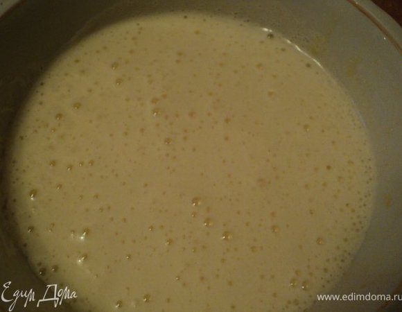 Белый бисквит: яйца с сахаром взбить на водяной бане ( посуда с яйцами не должна касаться воды) до увеличения в объеме в 3-4 раза.