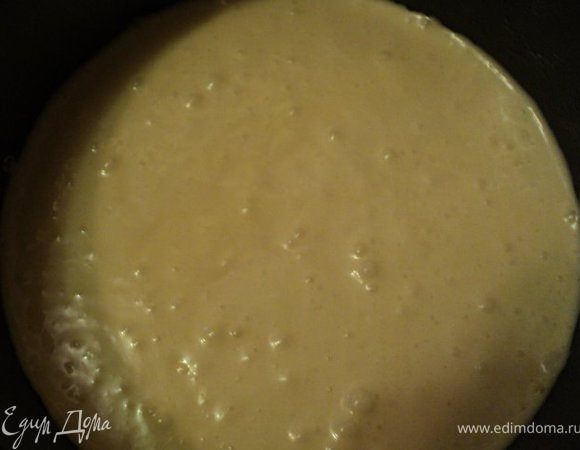 Снять яичную смесь с водяной бани и осторожно добавить смесь муки с разрыхлителем, 
Перемешать до однородной массы.
