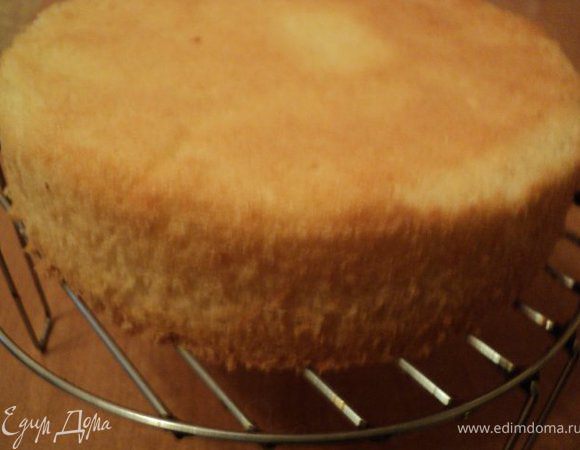 Дно формы для выпечки ( 18см) застелить бумагой для выпечки, смазать маслом, вылить тесто, покрутить форму по часовой стрелке. Выпекать при температуре 170 градусов 15-20мин. Охладить , перевернув бисквит на решетку.