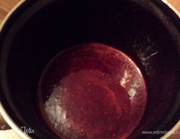 Для ягодного суфле разморозить ягоды, измельчить в блендере, добавить сахар и прокипятить 1-2 мин. Затем протереть ягодное пюре через сито. Охладить.