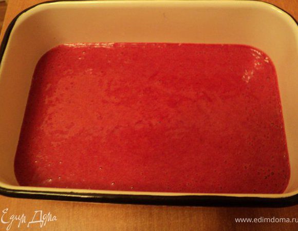 Желатин залить водой или соком ( я брала ананасный сок – 40гр), дать набухнуть, а затем распустить на водяной бане. Блендером взбить ягодное пюре до побеления, добавляя в конце тонкой струйкой распущенный желатин. Взбивать до начала желирования. Перелить смесь в лоток и поставить в холодильник остывать.