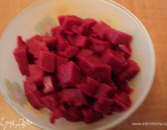 Застывшее ягодное суфле ( ½ часть) порезать кубиками.