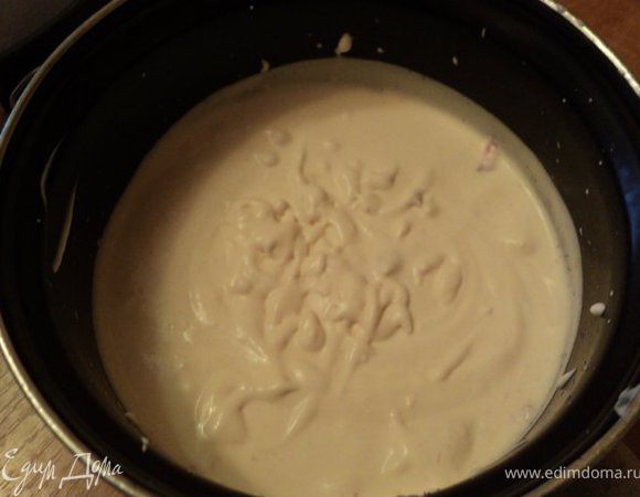 Приготовить сливочный крем- суфле 1: желатин подготовить как для ягодного суфле. Охлажденные сливки взбить с йогуртом и сахаром до устойчивых пиков, к конце добавить распущенный желатин и цедру лимона.