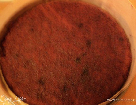 Накрыть вторым пластом бисквита и поставить в холодильник на 2-3 часа для застывания суфле.