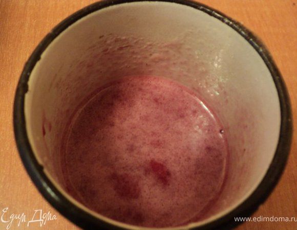 Приготовить сливочный крем-суфле 2: Вторую часть ягодного суфле растопить  на водяной бане, добавить быстрастворимый желатин, размешать до его растворения.