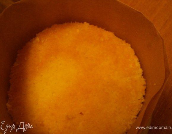 И накрыла вторым пластом бисквита. Поставить в морозилку на 5-10 мин для схватывания крема, а затем в холодильник на 1-2 часа.
