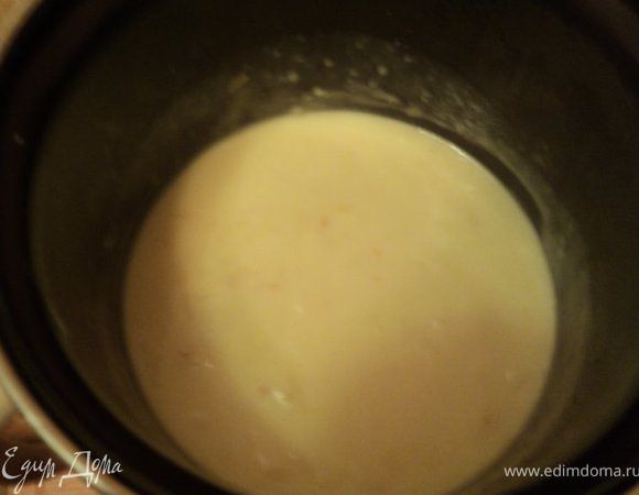 1 стакан молока и оставшийся сахар довести до кипения, влить в яичную смесь и на небольшом огне проварить  до загустения. Охладить.