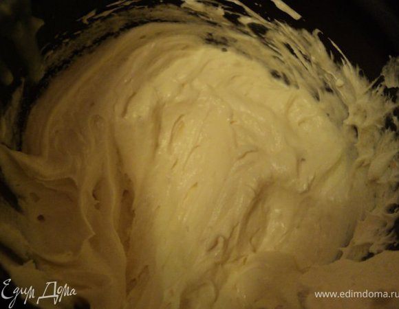 Размягченное масло взбить миксером, постепенно ввести охлажденный крем и ромовую эссенцию.