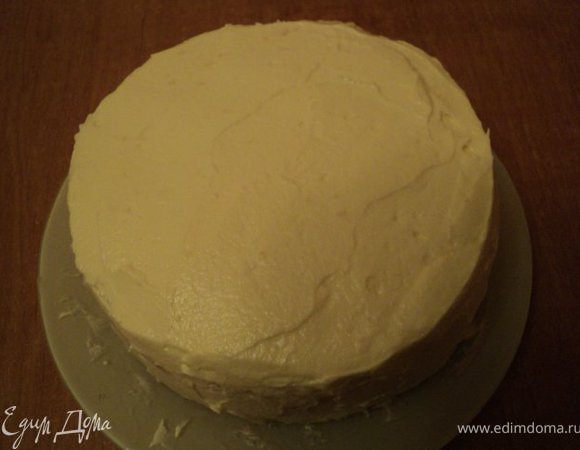 Верх и бока верхней части торта из белого бисквита обмазать масляным кремом.