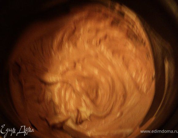 В оставшуюся часть масляного крема добавить какао и хорошо вымешать.