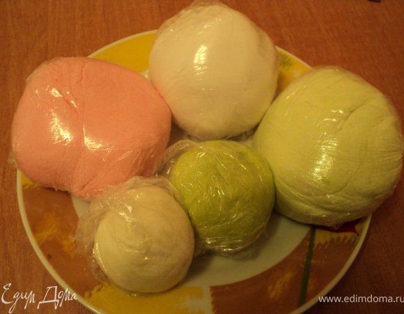 Подготовить мастику разного цвета