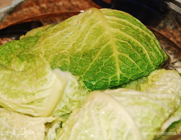 Капусту разобрать на листья,бланшировать3-4 минуты,в кипятке.