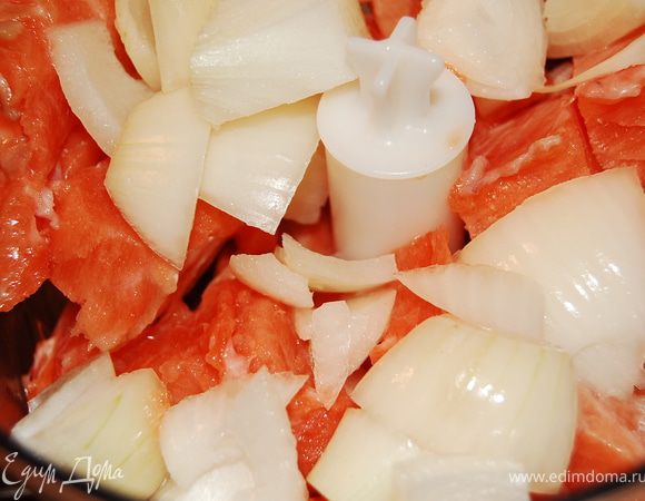 Рис промываем,заливаем кипятком мин на 10.
Семгу с луком измельчем,удобным для вас способом.