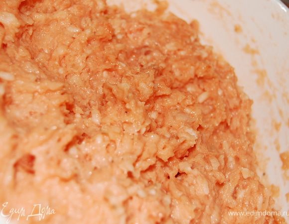 В фарш добавляем рис,приправляем специями.Хорошо вымешиваем.