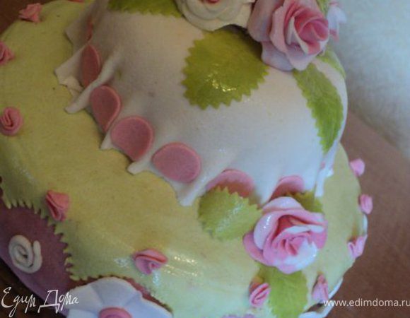 Обтянуть нижнюю и верхнюю части торта  мастикой, соединить  их и украсить цветами из мастики. Приятного аппетита!.