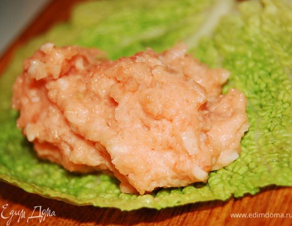 На лист капусты выкладываем порцию фарша Складываем в пароварку.Выставляем время-18мин.