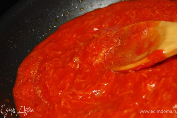 Тем временем приготовим соус: Сельдерей нарезать тоненько,морковь,натереть на мелкую терку.Если у вас томаты - пюрируйте их.В сковороде ,на оливковом масле тушим сельдерей,морковь мин4-5,добавляем томатное пюре,воду.Перешиваем и тушим еще мин 15 под крышкой.Приправляем специями по вкусу,выдавливаем через пресс чеснок,добавляем лавровый лист.Через 5-7мин снимаем с огня.