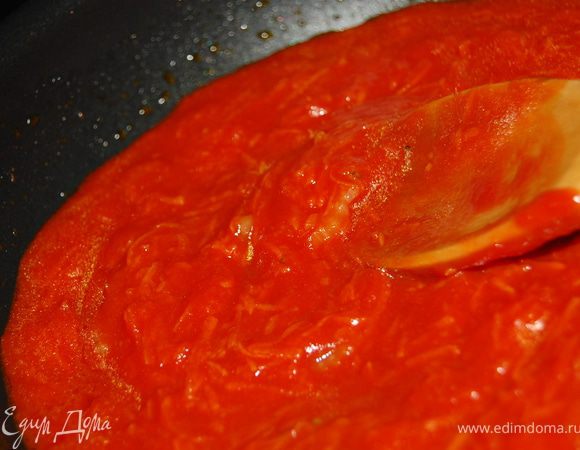 Тем временем приготовим соус:
Сельдерей нарезать тоненько,морковь,натереть на мелкую терку.Если у вас томаты - пюрируйте их.В сковороде ,на оливковом масле тушим сельдерей,морковь мин4-5,добавляем томатное пюре,воду.Перешиваем и тушим еще мин 15 под крышкой.Приправляем специями по вкусу,выдавливаем через пресс чеснок,добавляем лавровый лист.Через 5-7мин снимаем с огня.