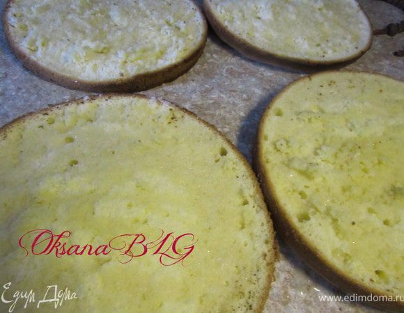 Приготовить бисквит по рецепту  http://www.edimdoma.ru/recipes/20733/edit  в двух разъемных формах диаметром 20 и 24 см.