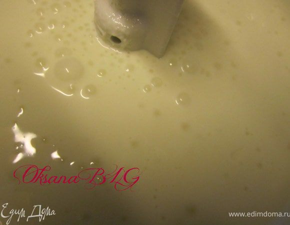 Сметану взбить с сахаром. желатин залить горячей водой ( 150 гр), хорошо перемешать, чтобы разошлись все крупинки. Добавить в сметану, еще раз взбить.