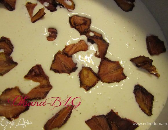 Залить 1/3 часть суфле, добавить хлопья клубники.